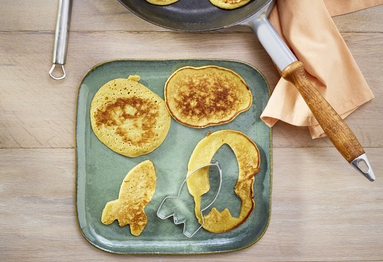 Teller mit ausgestochenem Frühstücks-Pancake.